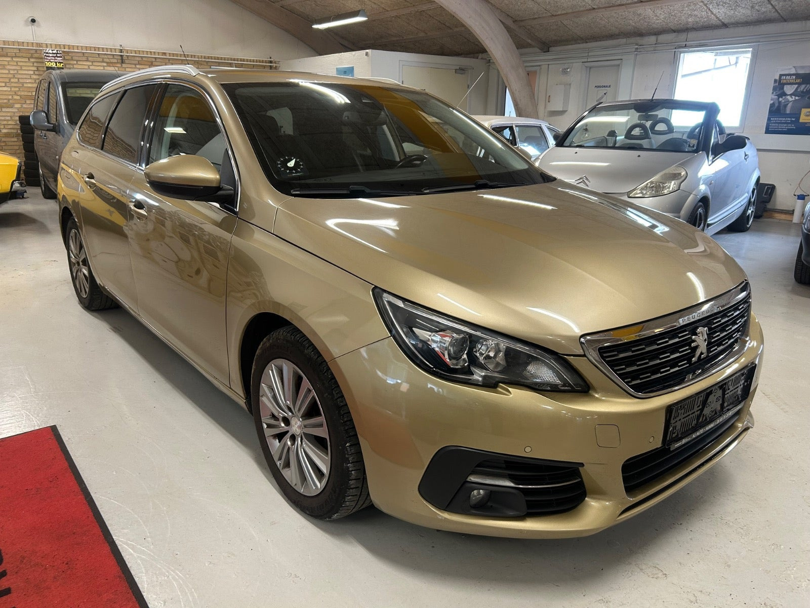 Gul Peugeot 308 fra 2017