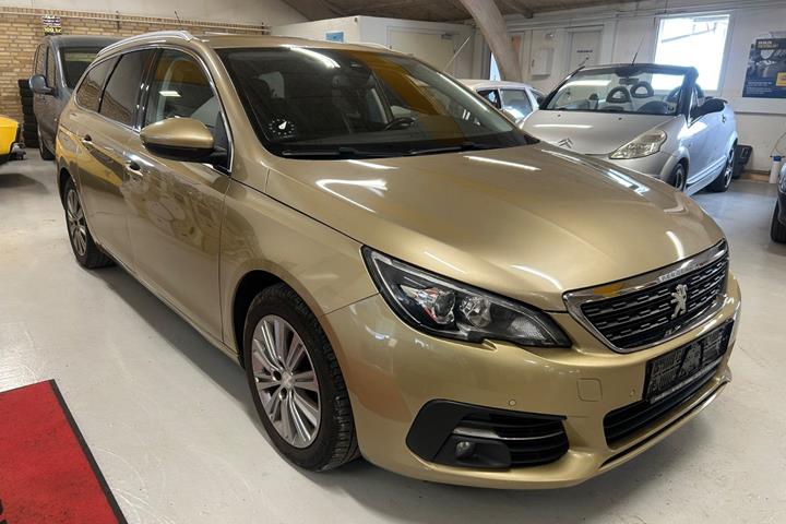 Gul Peugeot 308 fra 2017