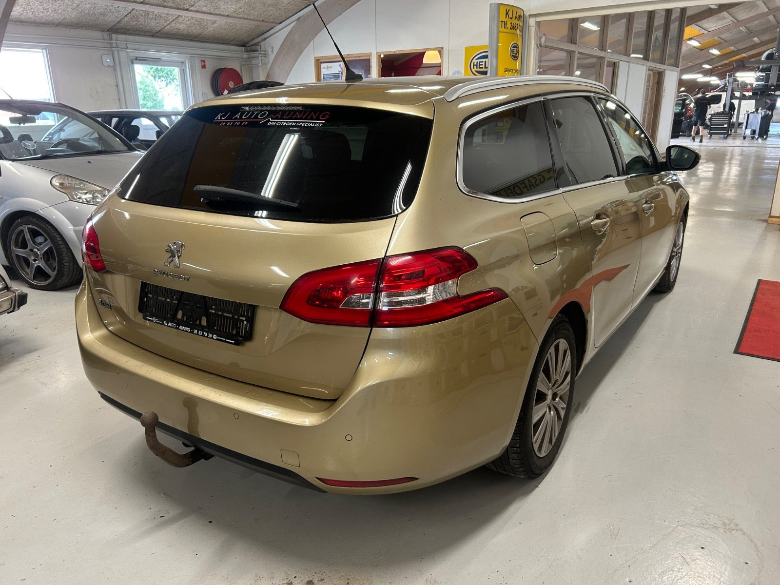 Gul Peugeot 308 fra 2017