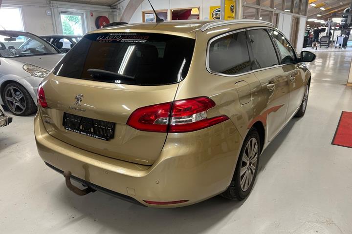 Gul Peugeot 308 fra 2017