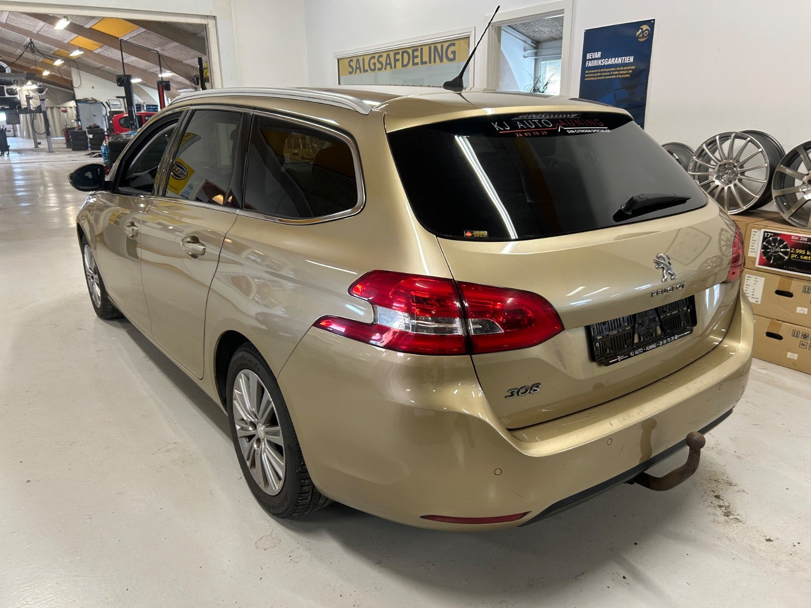 Gul Peugeot 308 fra 2017