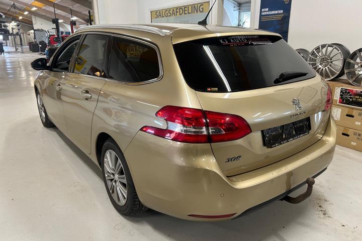 Gul Peugeot 308 fra 2017