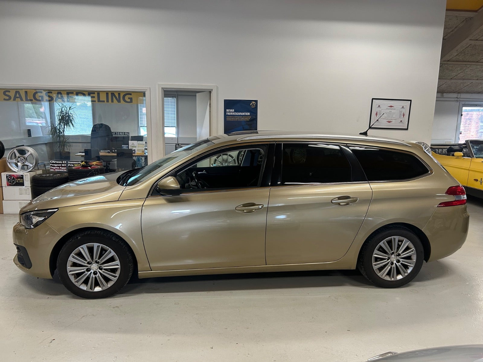 Gul Peugeot 308 fra 2017