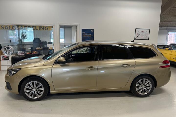 Gul Peugeot 308 fra 2017