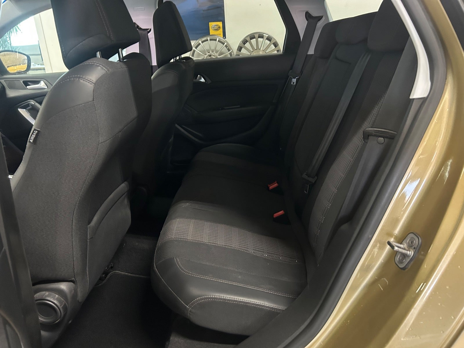 Gul Peugeot 308 fra 2017