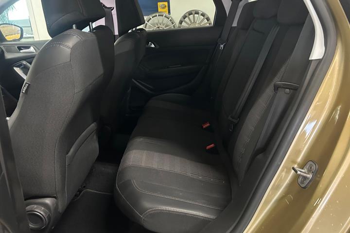 Gul Peugeot 308 fra 2017