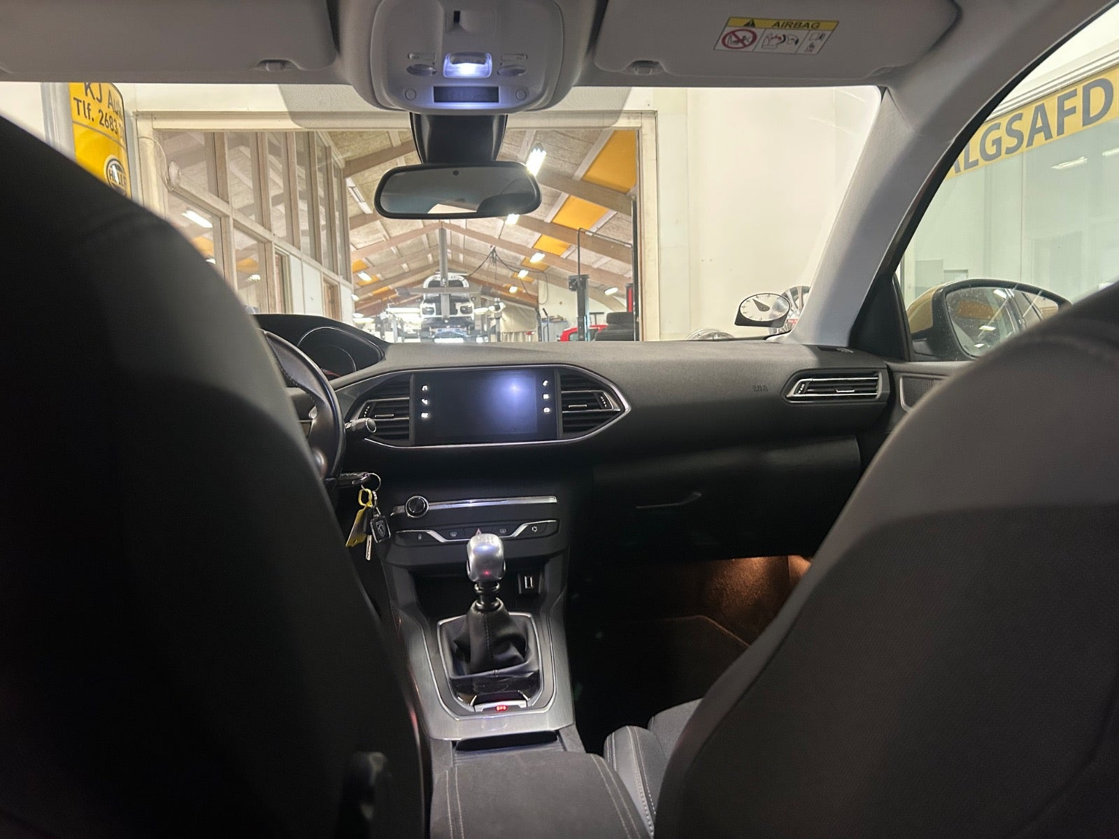 Gul Peugeot 308 fra 2017