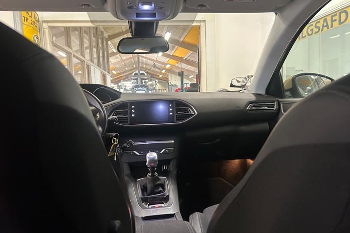 Gul Peugeot 308 fra 2017