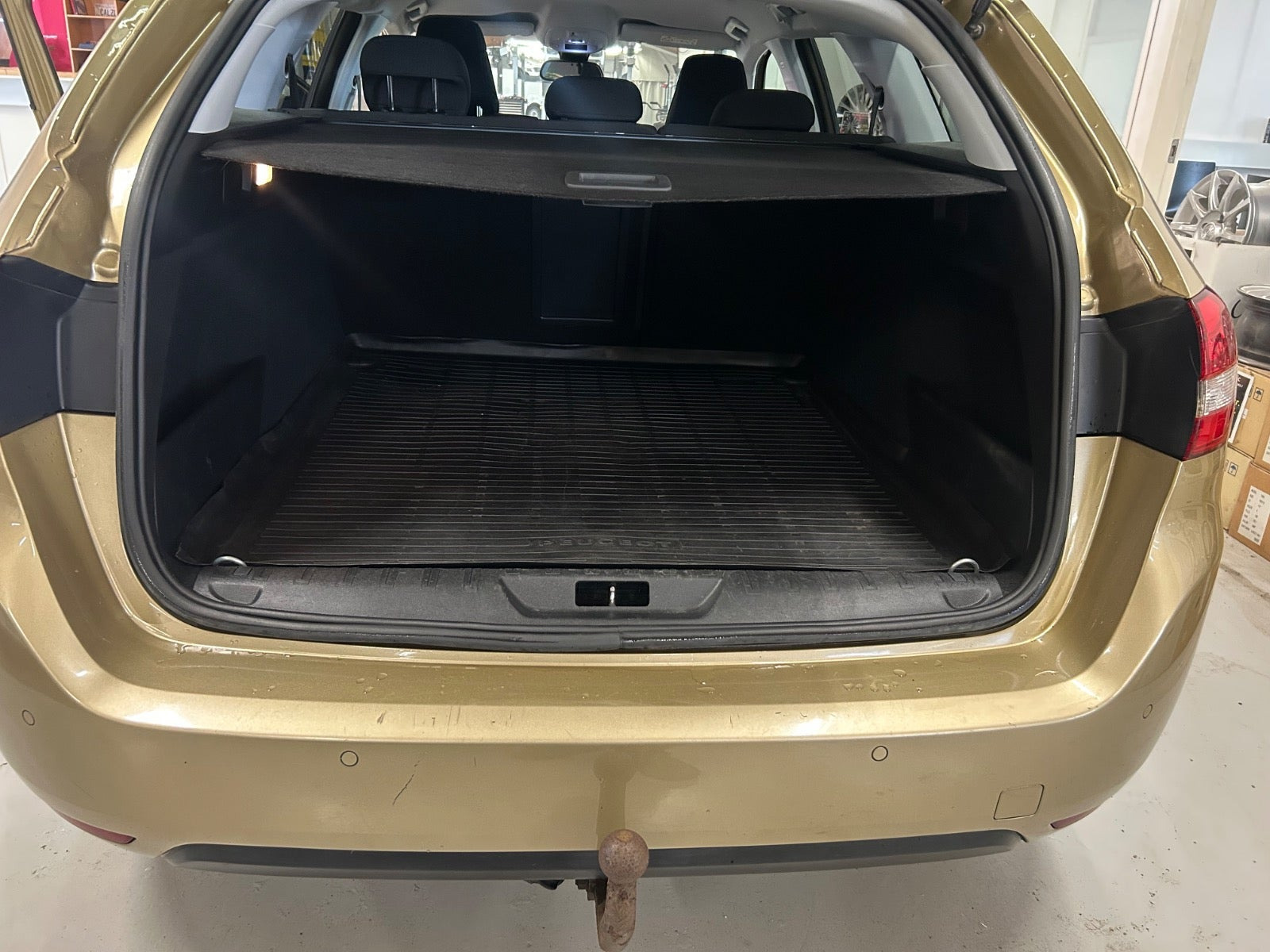 Gul Peugeot 308 fra 2017