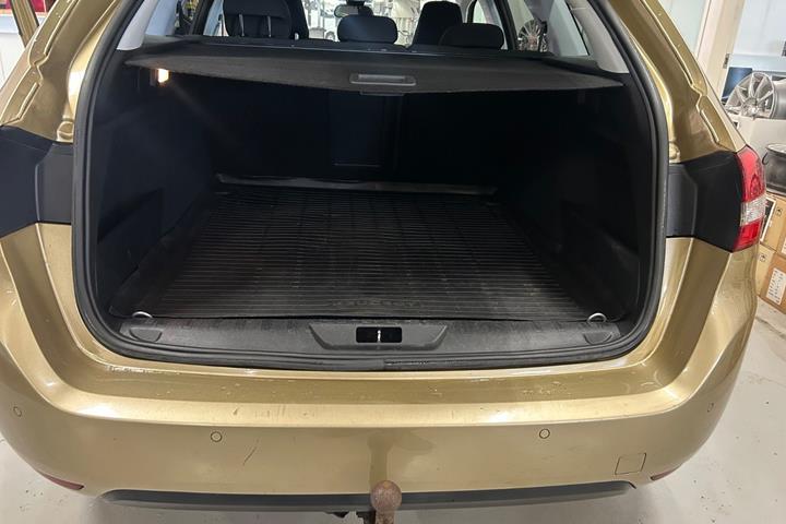 Gul Peugeot 308 fra 2017