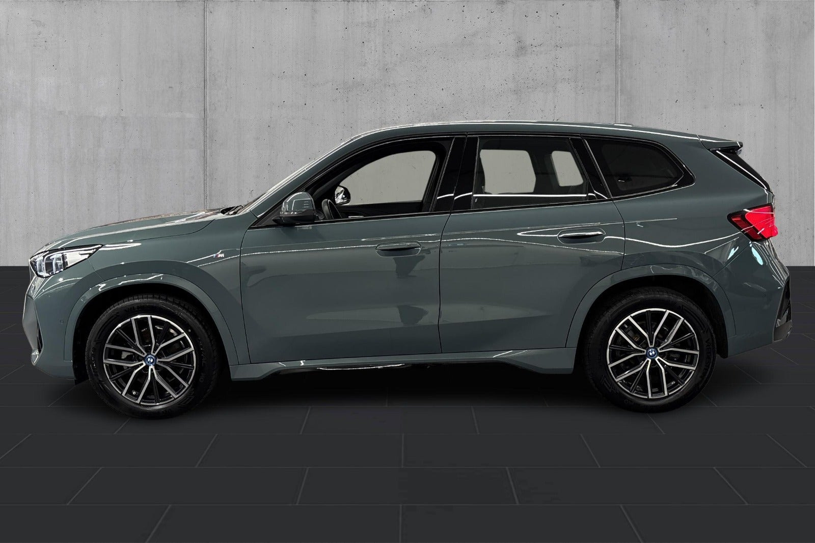 Grøn BMW iX1 fra 2025
