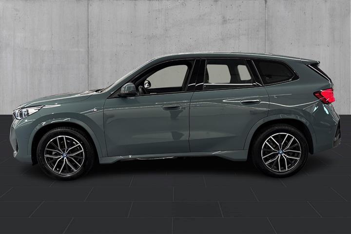 Grøn BMW iX1 fra 2025
