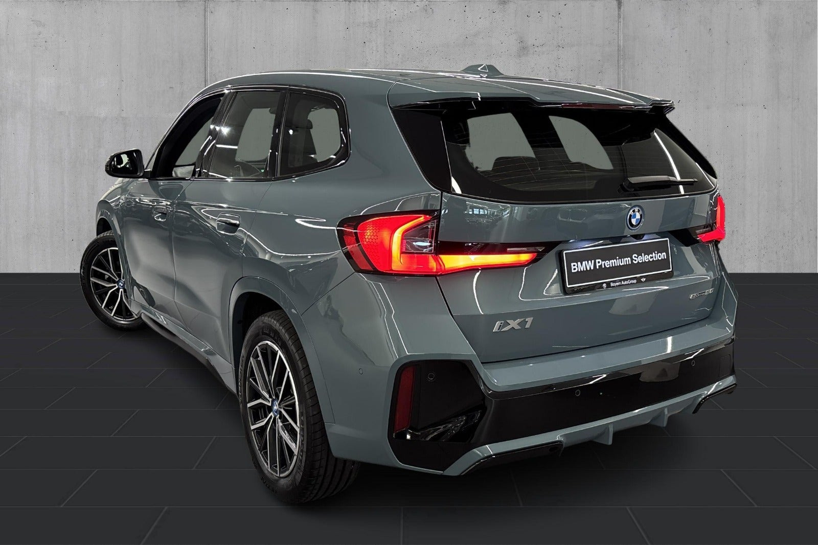 Grøn BMW iX1 fra 2025