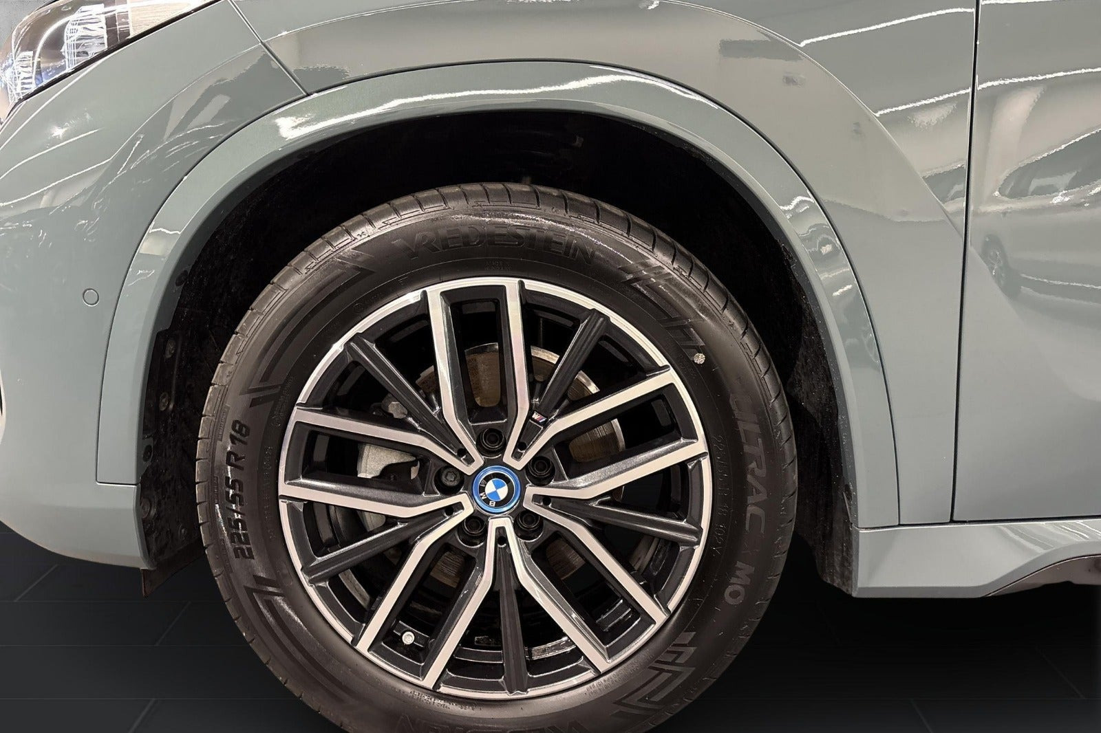Grøn BMW iX1 fra 2025