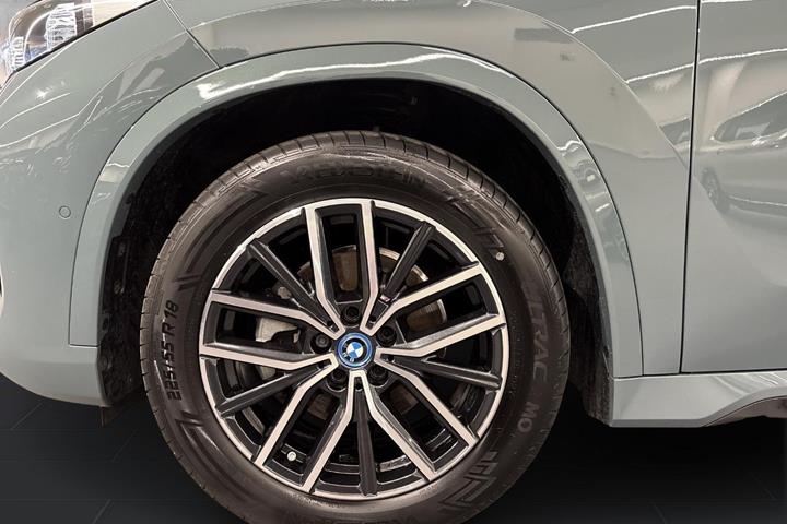 Grøn BMW iX1 fra 2025
