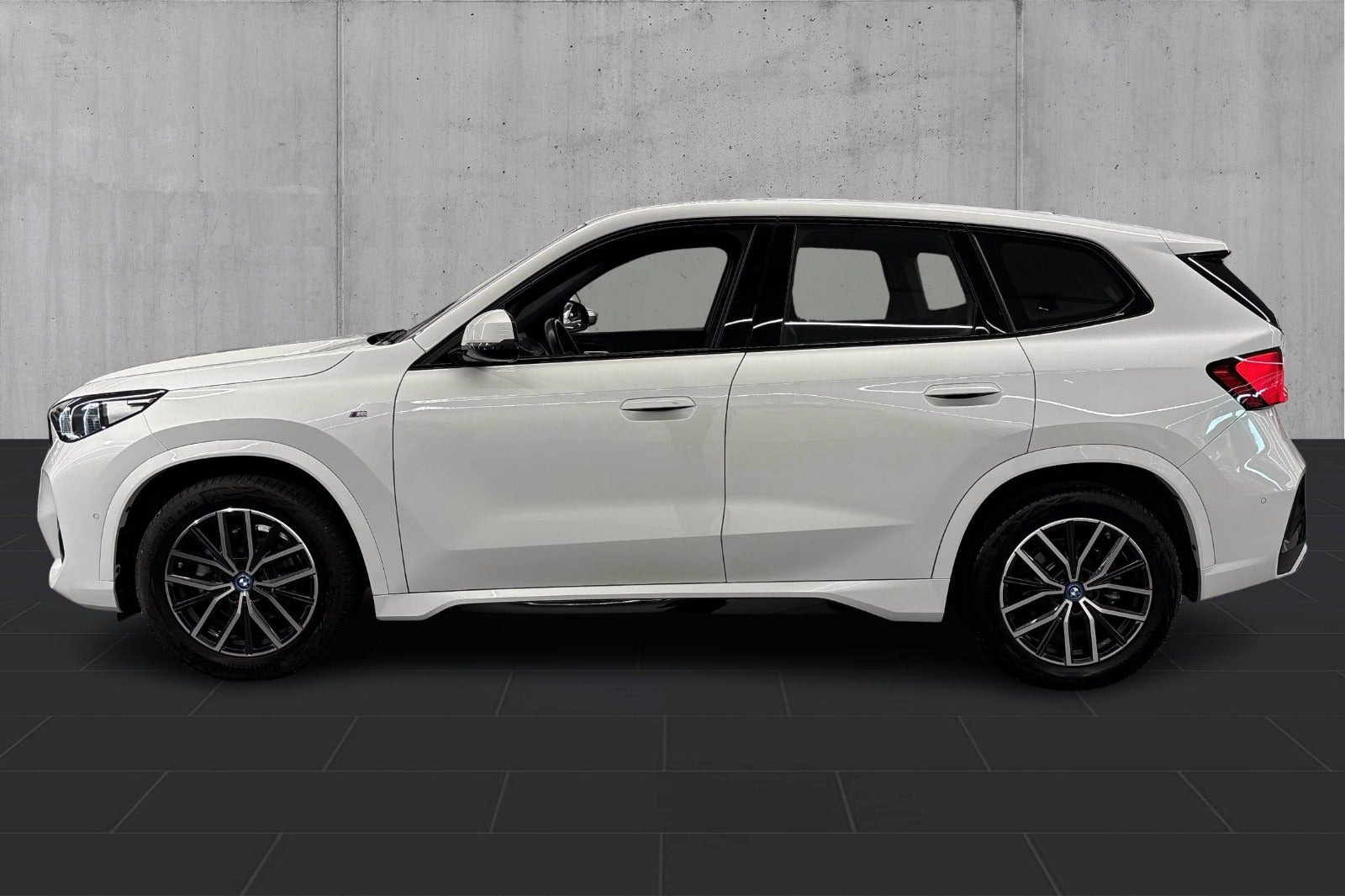 Hvid BMW iX1 fra 2024