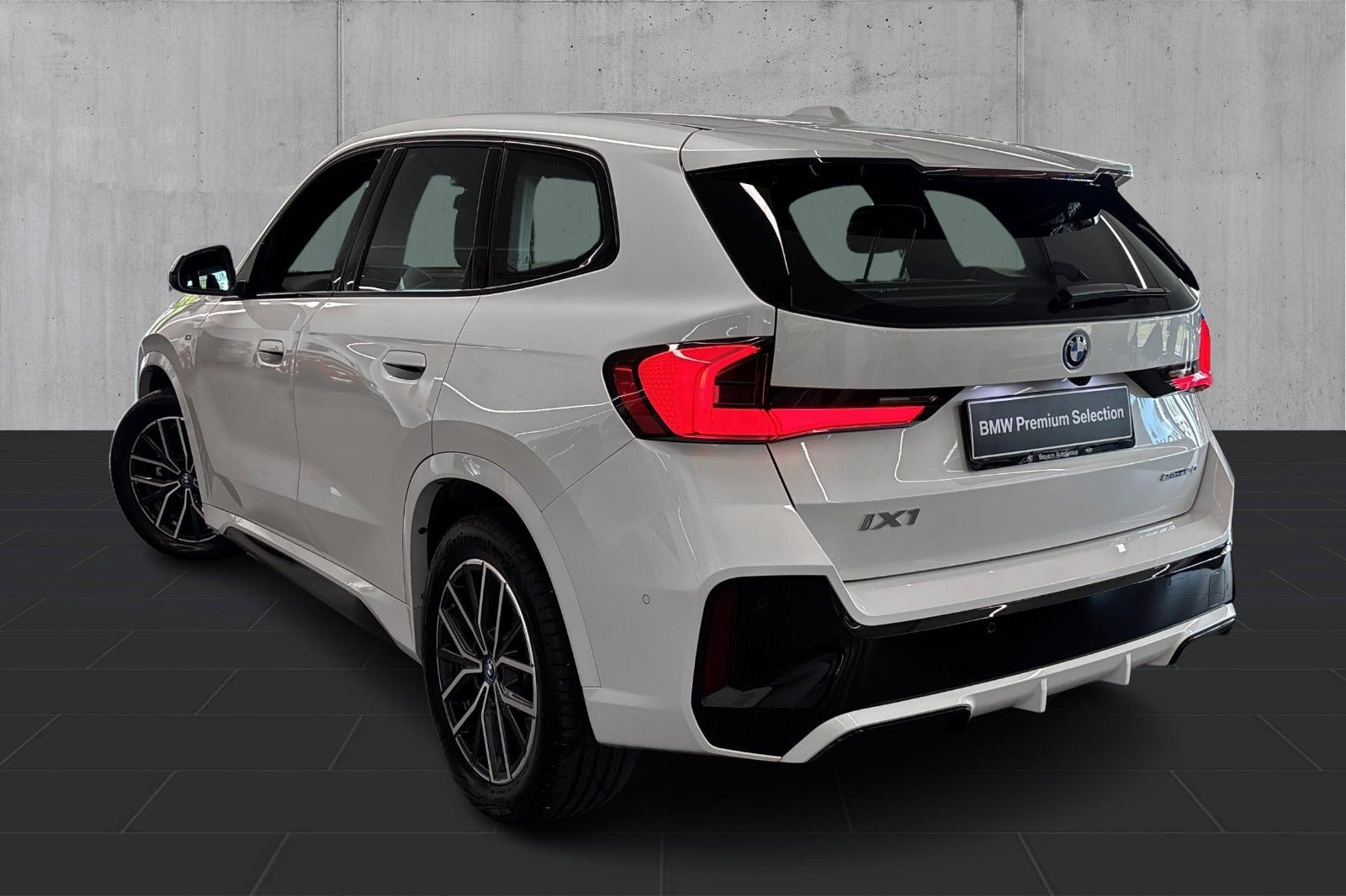 Hvid BMW iX1 fra 2024