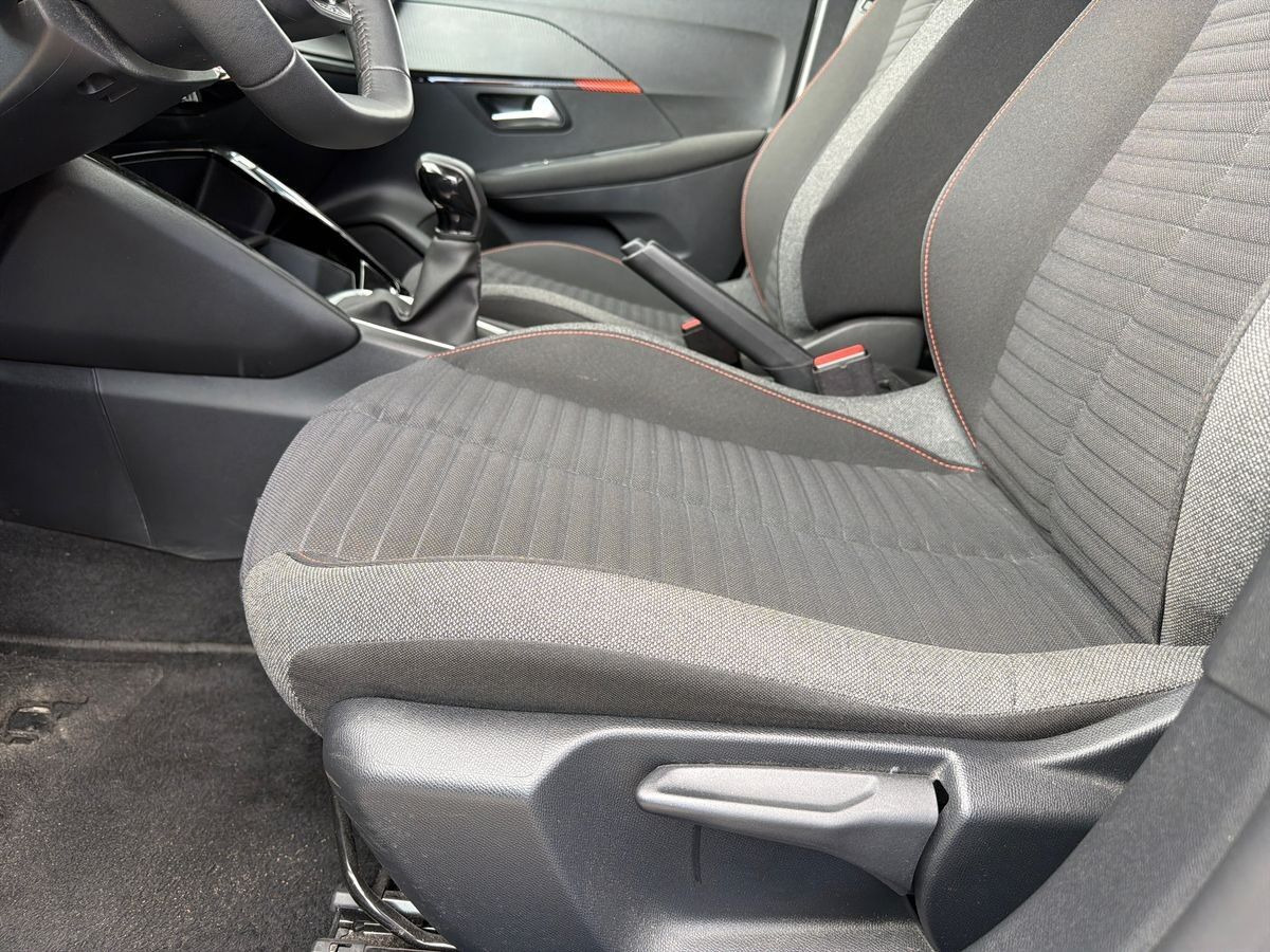 Hvid Peugeot 208 fra 2023