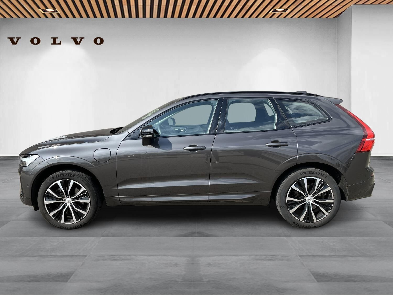 Grå Volvo XC60 fra 2023