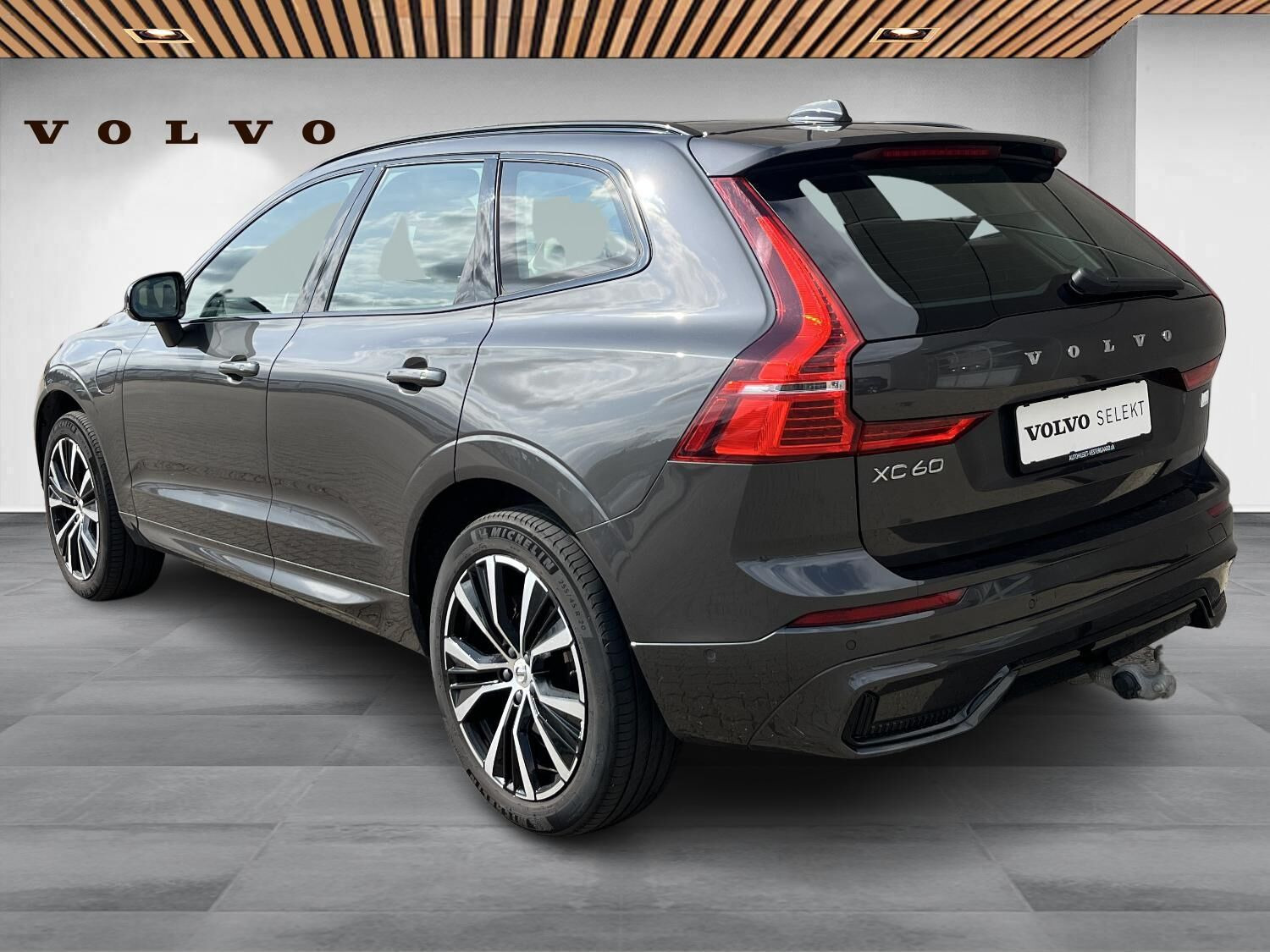 Grå Volvo XC60 fra 2023