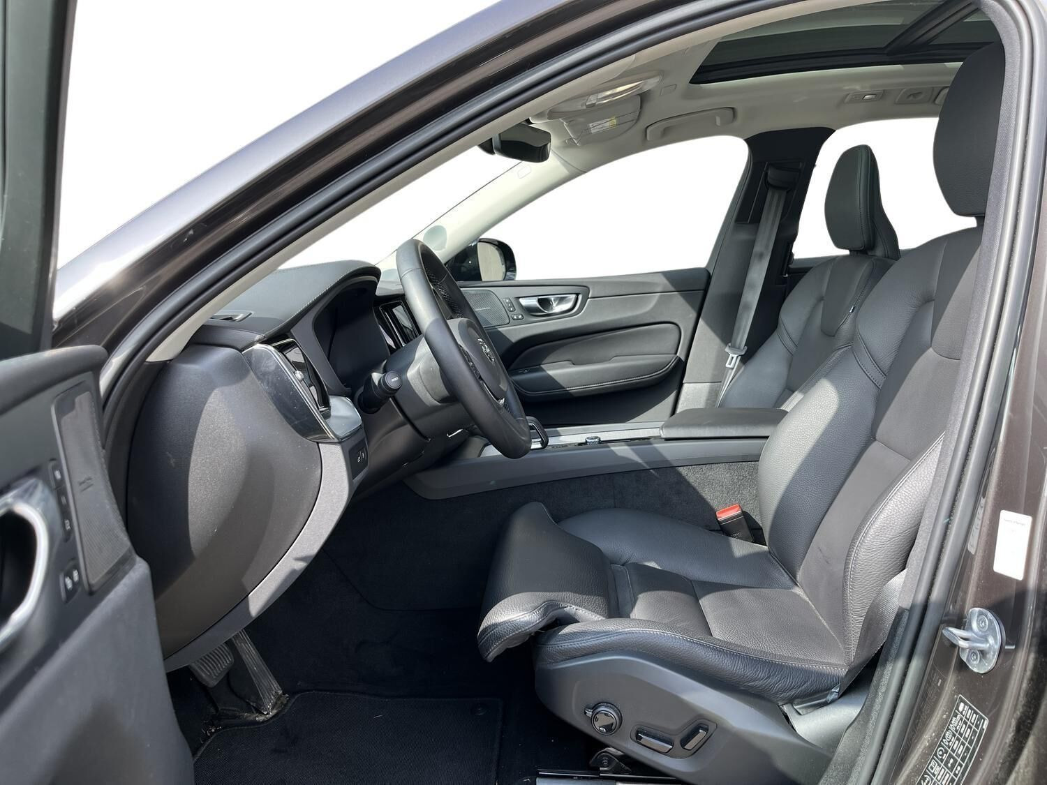 Grå Volvo XC60 fra 2023