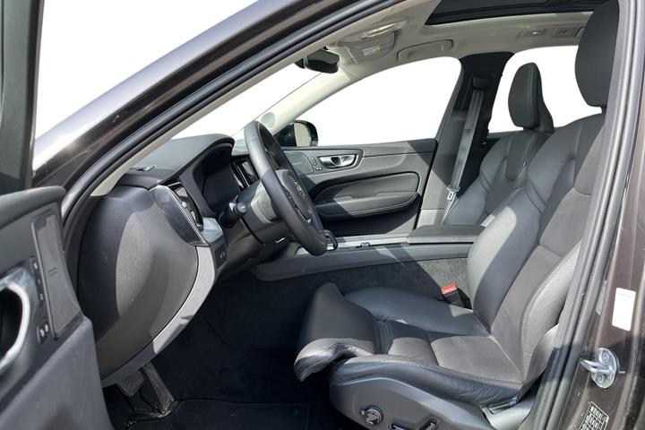 Grå Volvo XC60 fra 2023