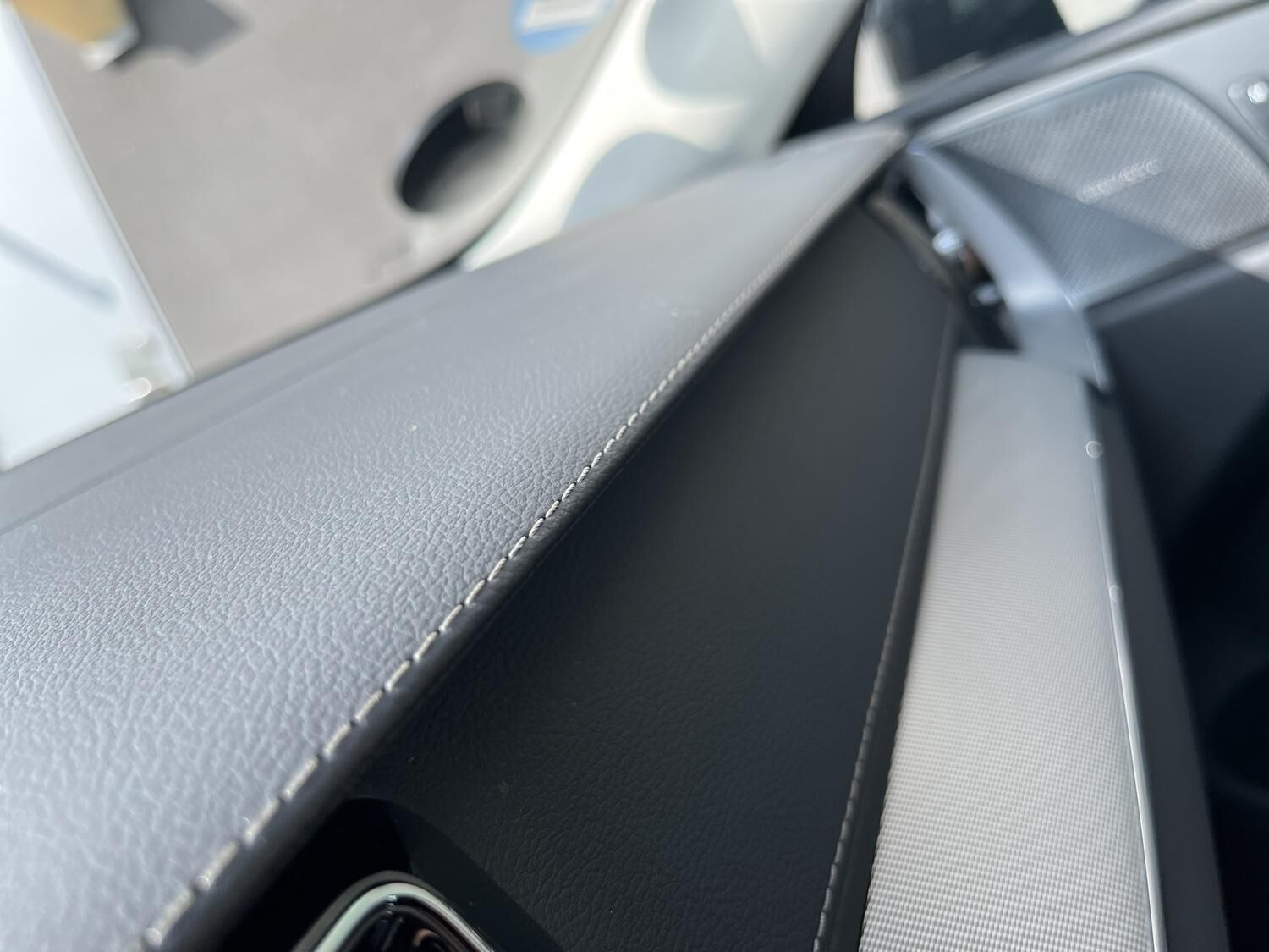 Grå Volvo XC60 fra 2023