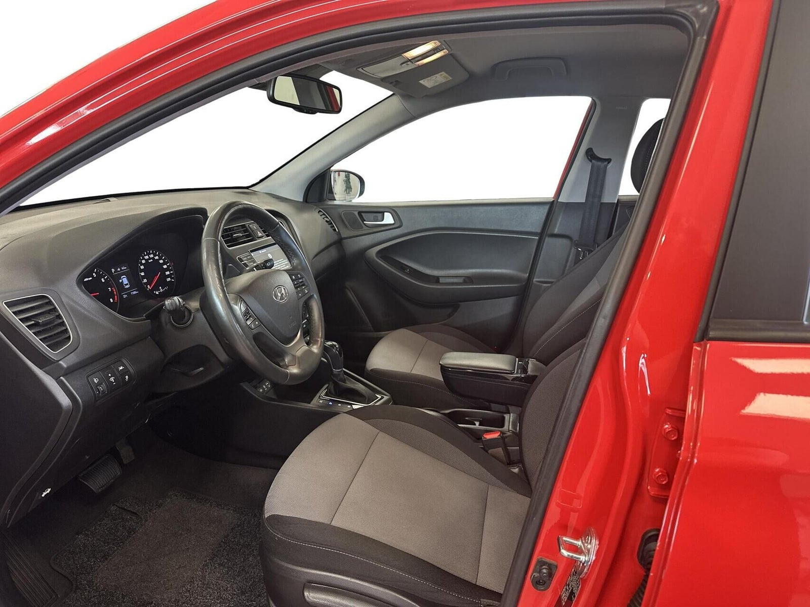 Beige Hyundai i20 fra 2020