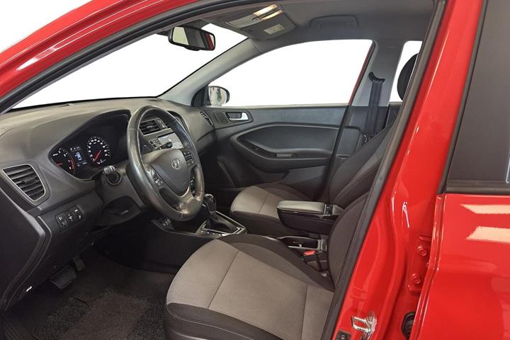 Beige Hyundai i20 fra 2020