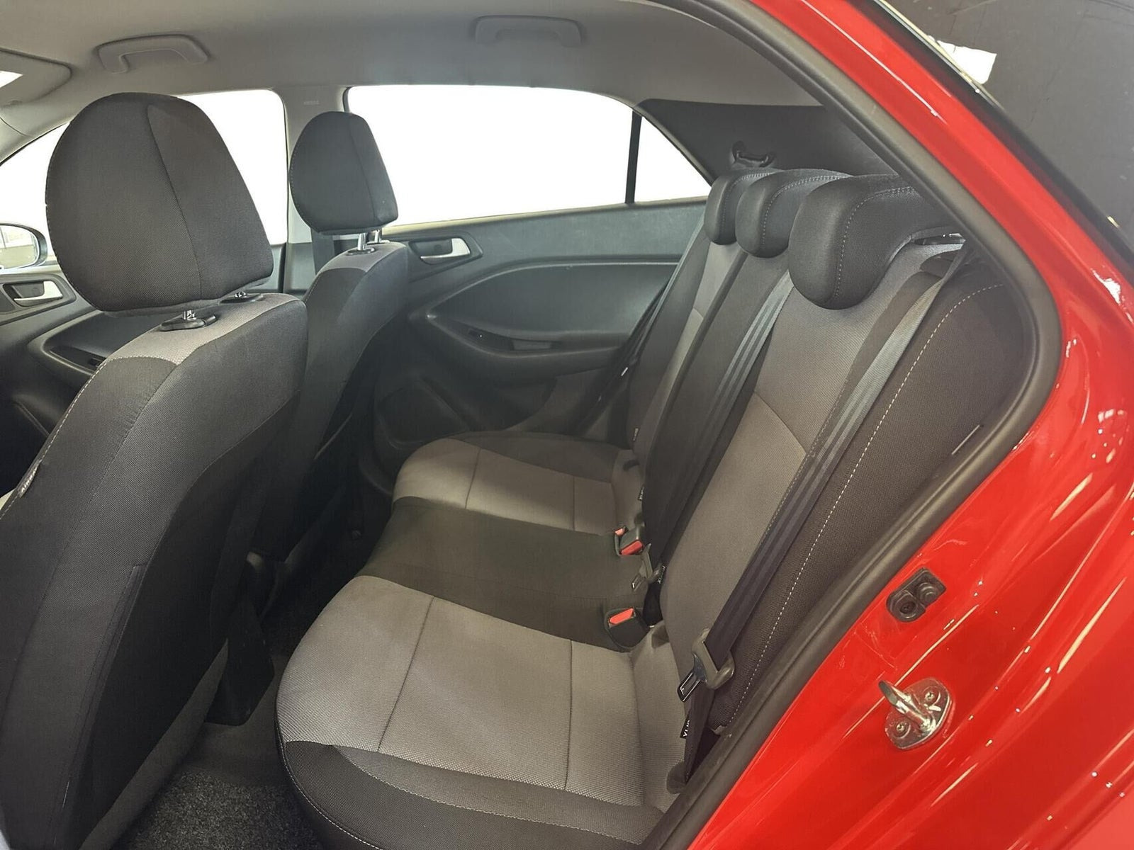 Beige Hyundai i20 fra 2020