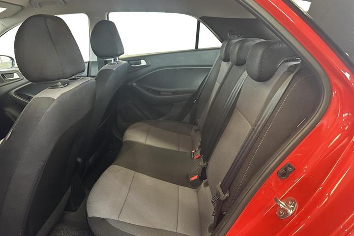 Beige Hyundai i20 fra 2020