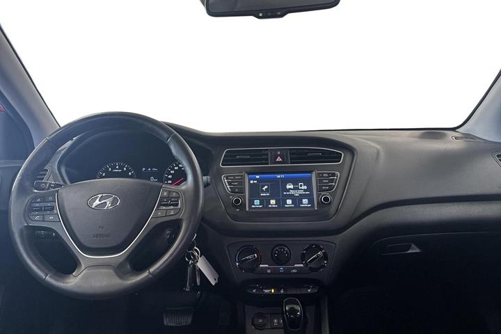 Beige Hyundai i20 fra 2020