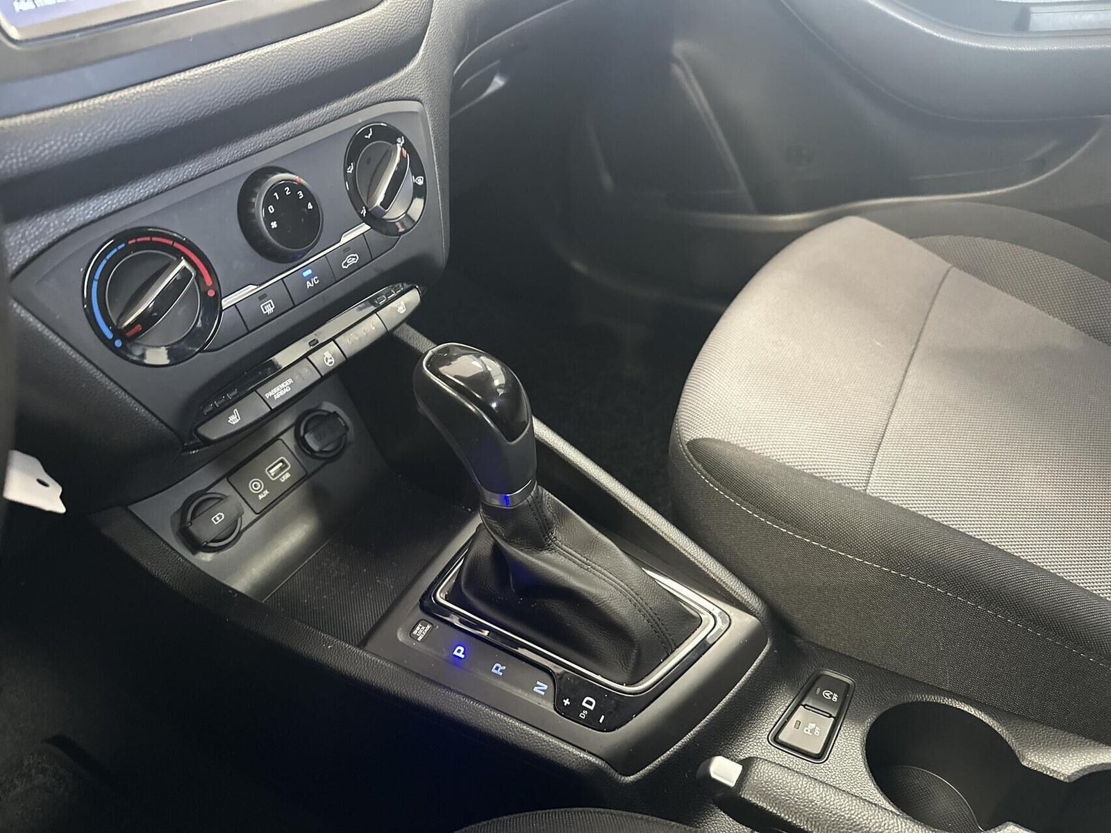 Beige Hyundai i20 fra 2020