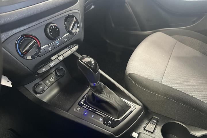 Beige Hyundai i20 fra 2020