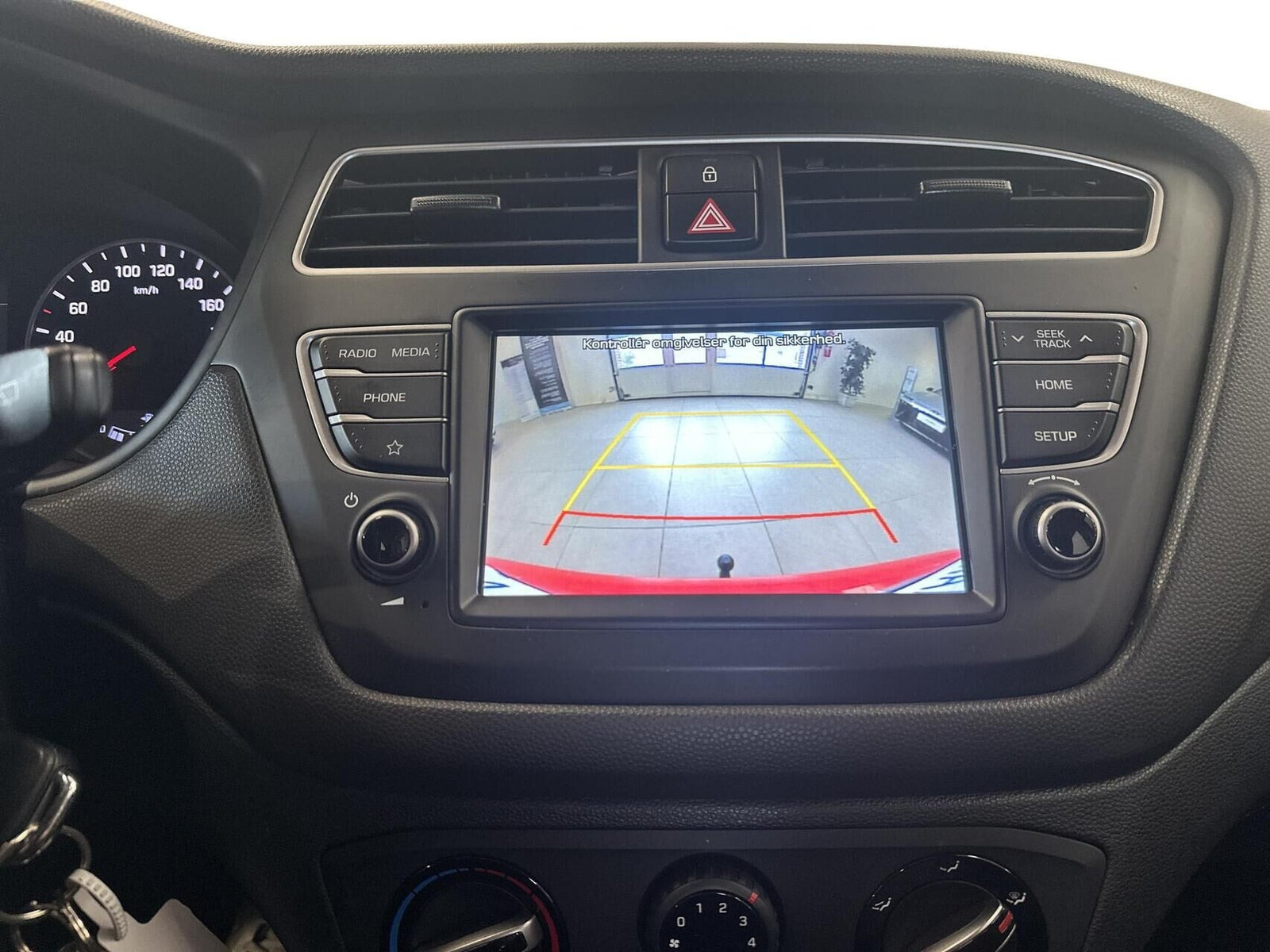 Beige Hyundai i20 fra 2020
