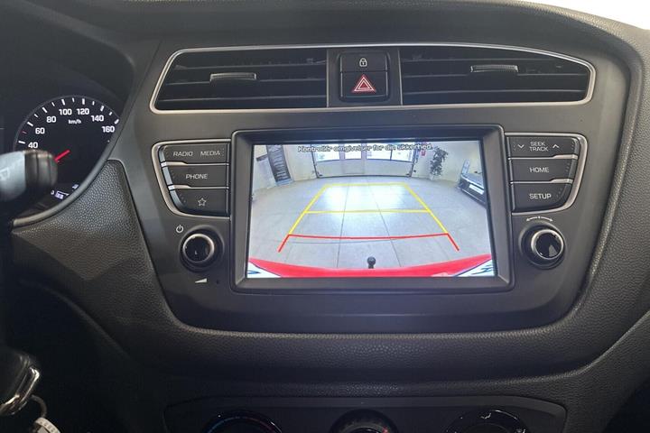 Beige Hyundai i20 fra 2020