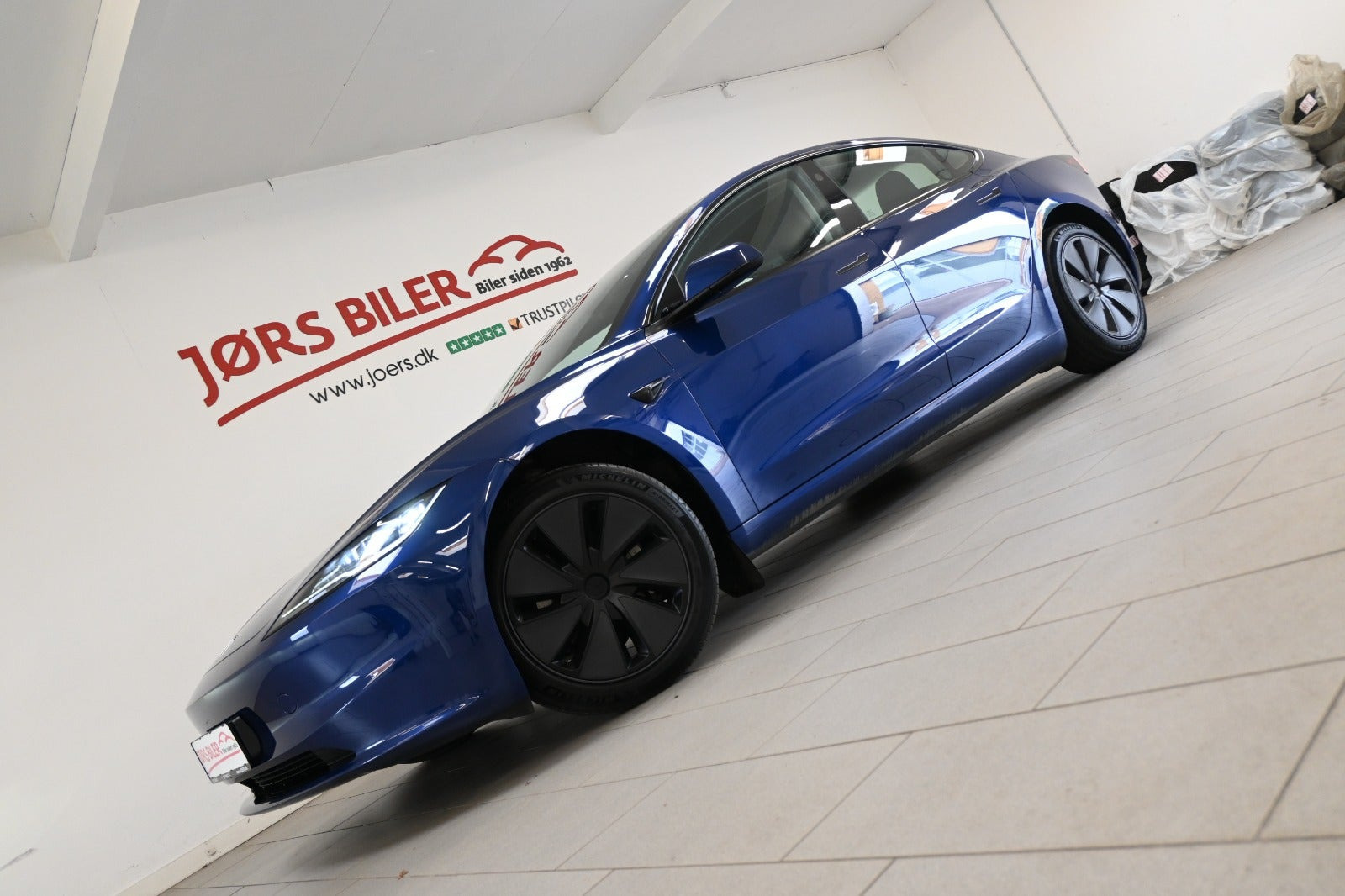 Blå Tesla Model 3 fra 2024