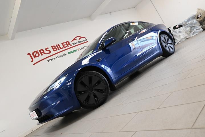 Blå Tesla Model 3 fra 2024