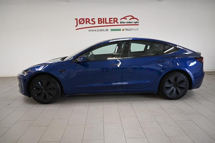 Blå Tesla Model 3 fra 2024