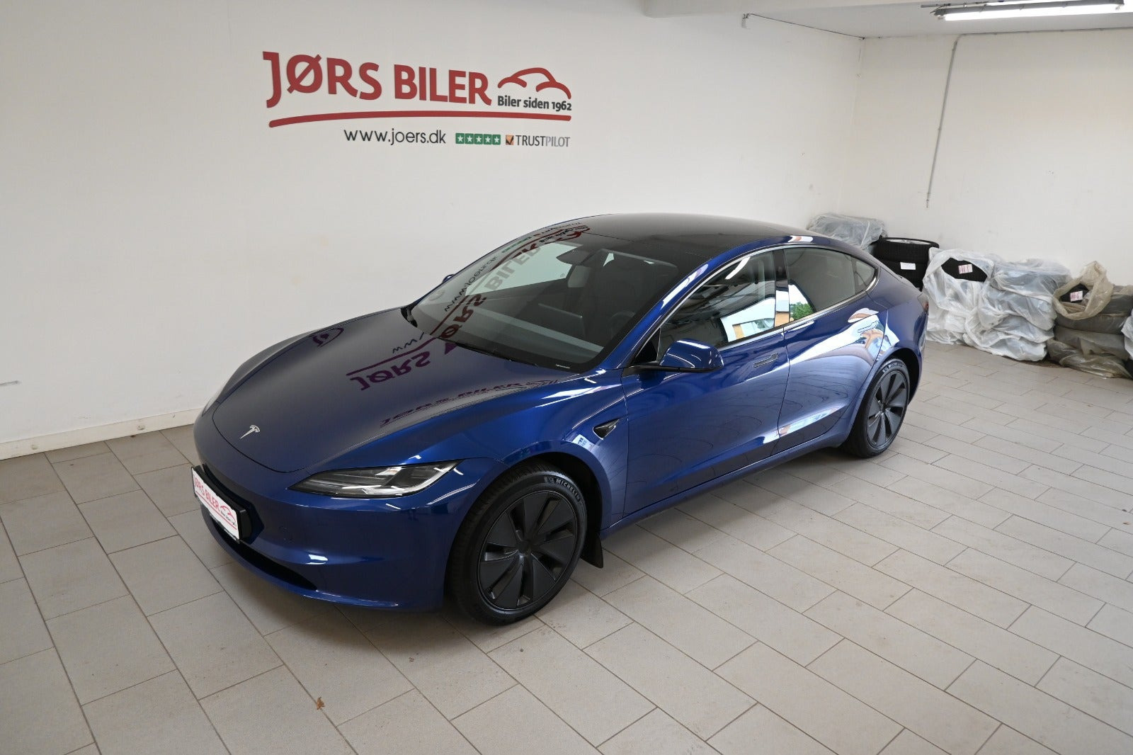 Blå Tesla Model 3 fra 2024