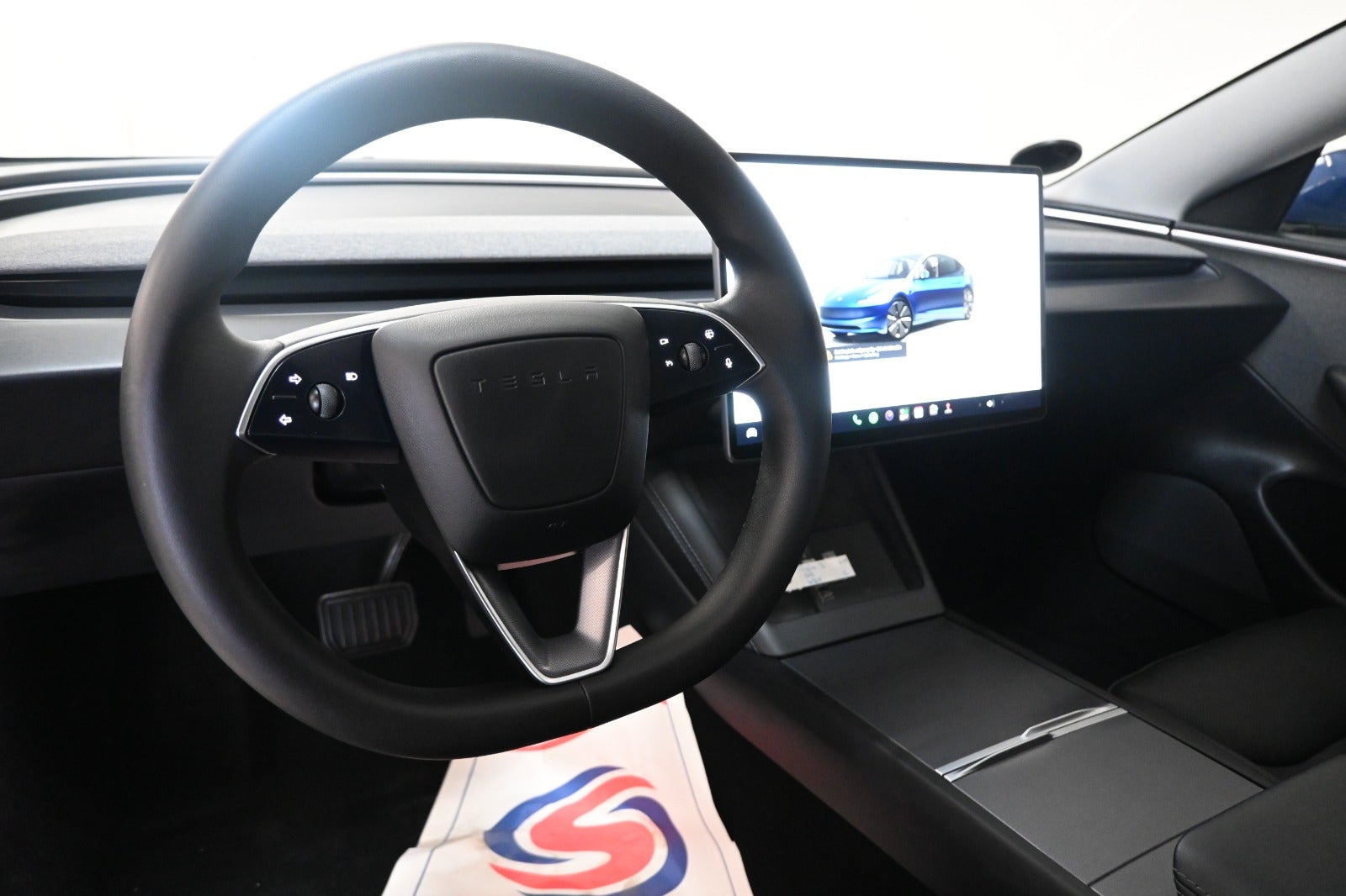 Blå Tesla Model 3 fra 2024