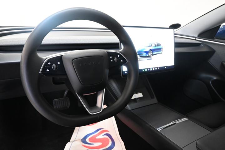 Blå Tesla Model 3 fra 2024