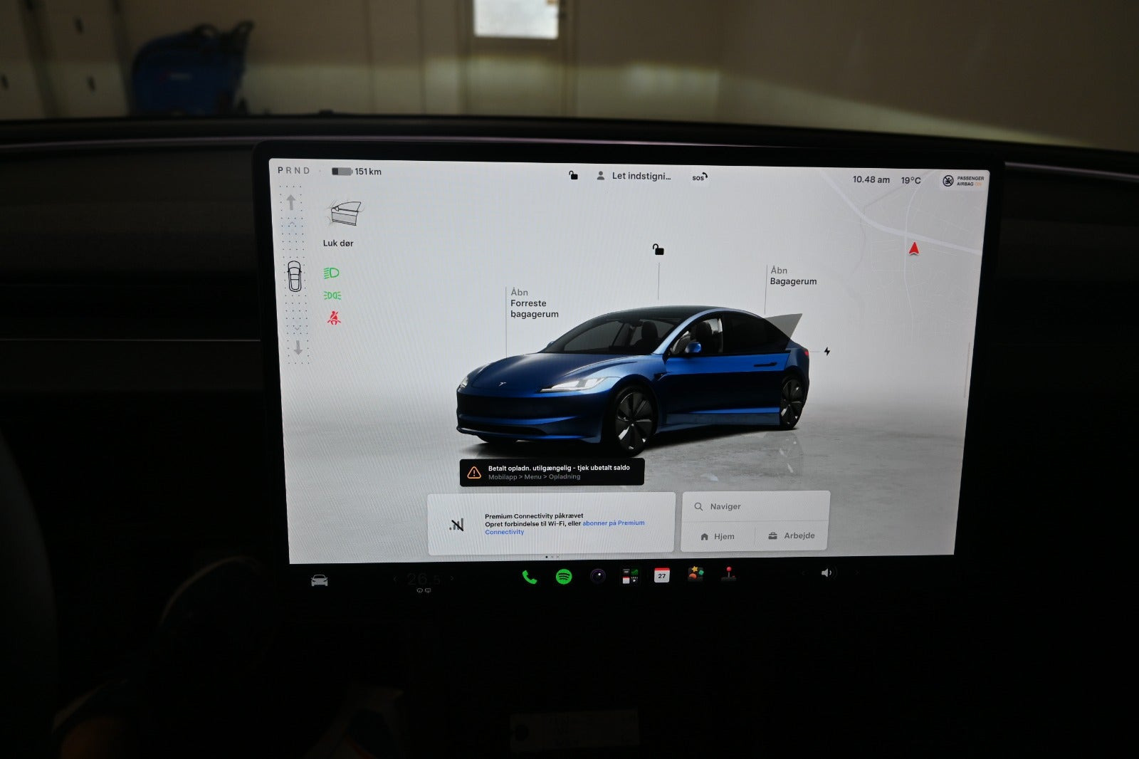 Blå Tesla Model 3 fra 2024