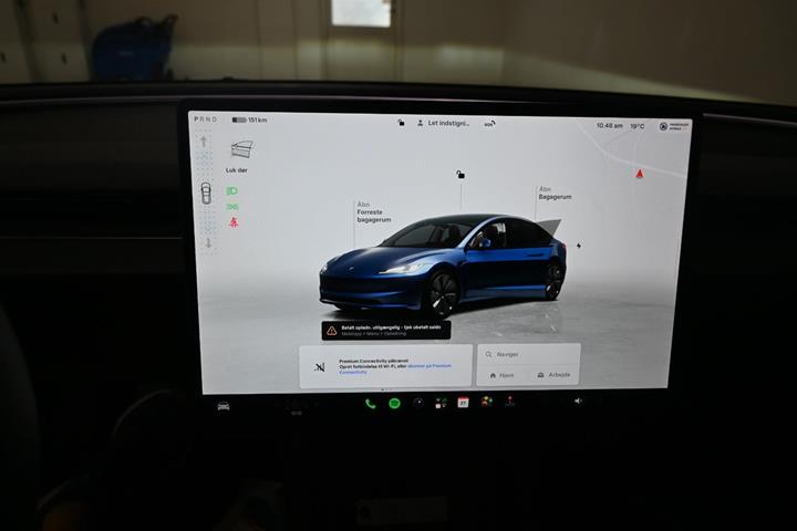 Blå Tesla Model 3 fra 2024
