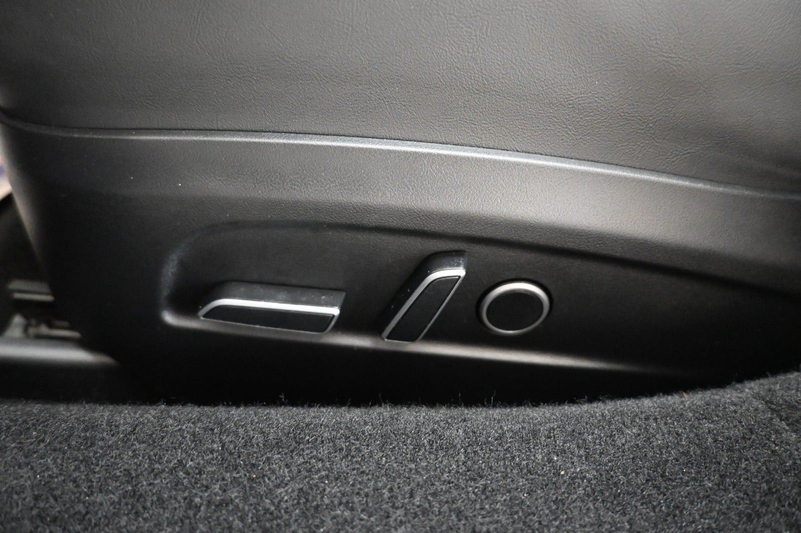 Blå Tesla Model 3 fra 2024