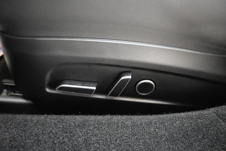 Blå Tesla Model 3 fra 2024