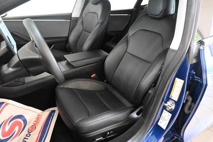 Blå Tesla Model 3 fra 2024