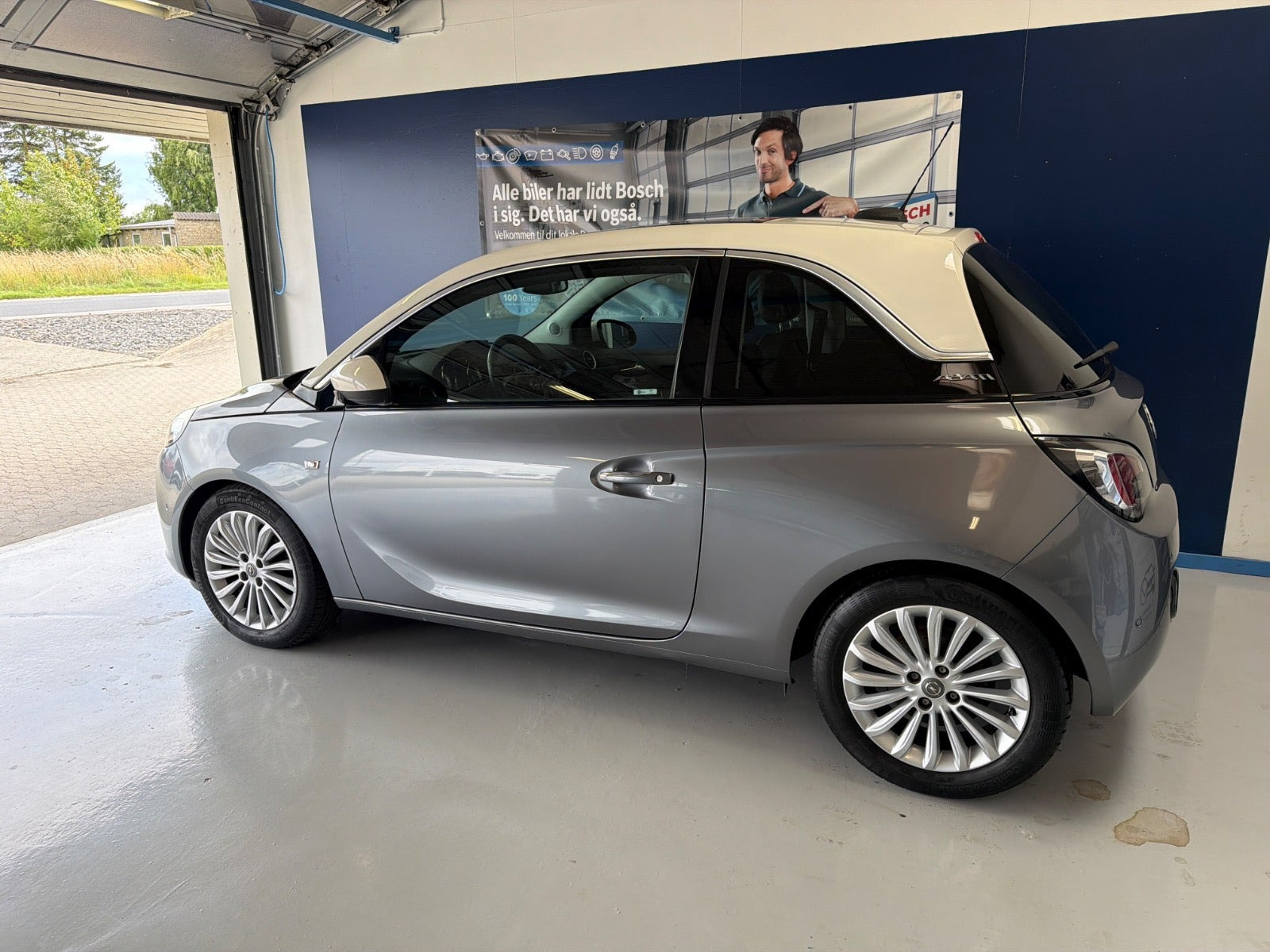 Grå Opel Adam fra 2017