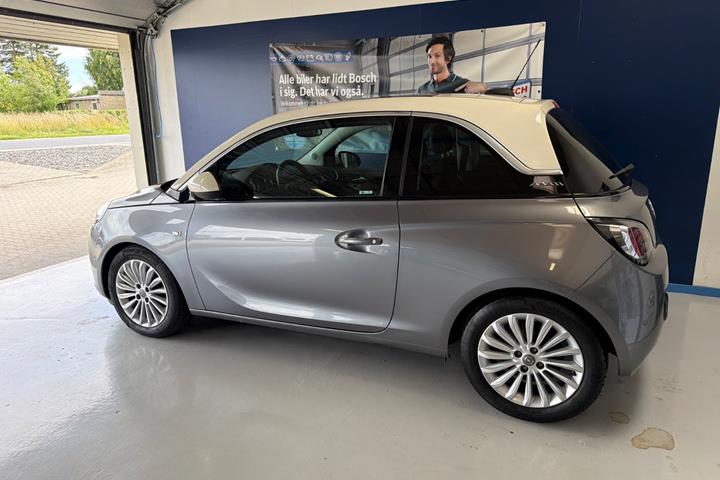 Grå Opel Adam fra 2017