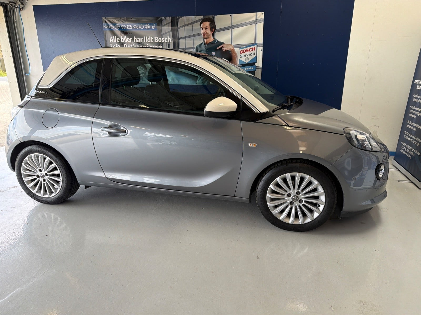 Grå Opel Adam fra 2017